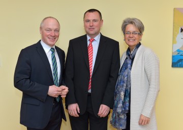 Hartwig Tauber aus Niederösterreich erhält internationalen FTTH-Award 2016 für seine Verdienste um den Glasfaserausbau in Europa. Im Bild von links nach rechts: ecoplus Geschäftsführer Mag. Helmut Miernicki, Prof. (FH) Mag. Hartwig Tauber, MAS, Wirtschafts-Landesrätin Dr. Petra Bohuslav