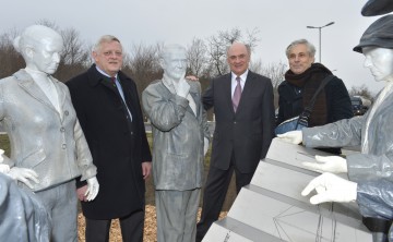 Bürgermeister Karl Kindl, Landeshauptmann Dr. Erwin Pröll und der Künstler Hubert Lobnig enthüllten das Andreas Maurer-Denkmal in Hainburg.