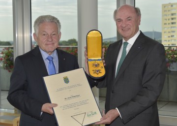 Ehrenzeichen-Überreichung im NÖ Landhaus: Landeshauptmann Dr. Erwin Pröll und Landeshauptmann Dr. Josef Pühringer.