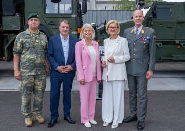 (v.l.n.r.) Militärkommandant NÖ Brigadier Georg Härtinger, WKNÖ-Präsident Wolfgang Ecker, Bundesministerin Klaudia Tanner, Landeshauptfrau Johanna Mikl-Leitner und Rüstungsdirektor Harald Vodosek.