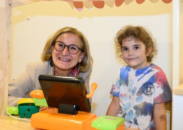 Landeshauptfrau Johanna Mikl-Leitner beim Rundgang im neu eröffneten Kindergarten Loidesthal.