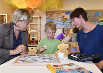Bildungs-Landesrätin Barbara Schwarz (links) forciert die Unterstützung von Kindern mit Behinderung in Kindergärten und Schulen.