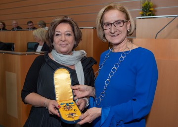 Landeshauptfrau Johanna Mikl-Leitner zeichnete Karin Renner, Dritte Präsidentin des NÖ Landtages, Landeshauptmann-Stellvertreter a.D., mit dem „Goldenen Komturkreuz mit dem Stern des Ehrenzeichens für Verdienste um das Bundesland Niederösterreich“ aus. 