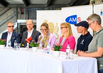 Projekt "Jobchance" präsentiert: NÖ GVV-Präsident Rupert Dworak,  NÖ Gemeindebund Präsident Johannes Pressl, Landesrätin Susanne Rosenkranz, AMS Niederösterreich Landesgeschäftsführerin Sandra Kern, "Jobchance"-Teilnehmer Jivita Ieremici und Stadträtin Ute Reisinger