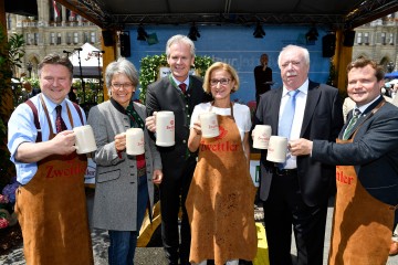 Wiener Rathausplatz wird wieder zur Bühne für das Waldviertel. Der designierte Bürgermeister von Wien Michael Ludwig, Landesrätin Petra Bohuslav, Karl Schwarz von der Privatbrauerei Zwettl, Landeshauptfrau Johanna Mikl-Leitner, Bürgermeister Michael Häupl und Waldviertel-Tourismus Geschäftsführer Andreas Schwarzinger (v.l.n.r.)