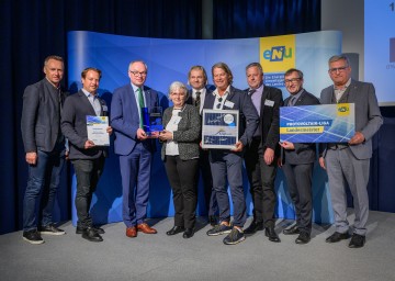 Im Bild von links nach rechts: Toni Pfeffer (Ex-Nationalteamspieler), Gerhard Schall (Mein Kraftwerk PV GmbH), LH-Stv. Stephan Pernkopf, Bürgermeisterin Gabriele Kaufmann, Franz Aigner (Aigner Businesspark Golling), Johann Schall (Mein Kraftwerk PV GmbH), Gemeinderat Manfred Hofer, Herbert Greisberger (Geschäftsführer eNu), Alfred Riedl (Präsident des Österreichischen Gemeindebundes)