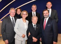 1. Reihe von links nach rechts: Der oberösterreichische Landtagspräsident Viktor Sigl, Landeshauptfrau Johanna Mikl-Leitner, Zeitzeuge Otto Filipsky und der niederösterreichische Landtagspräsident a. D. Hans Penz.
2. Reihe von links nach rechts: Die 3. Landtagspräsidentin Karin Renner, Landtagspräsident Karl Wilfing und der 2. Landtagspräsident Gerhard Karner.