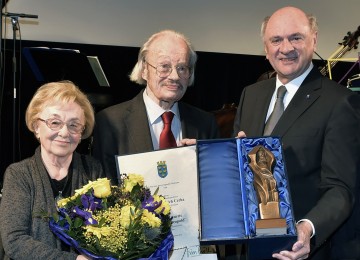 Landeshauptmann Dr. Erwin Pröll (rechts) überreichte dem Komponisten Friedrich Cerha eine Bronze-Statuette des Heiligen Leopold (im Bild mit Gattin Gertraud).
