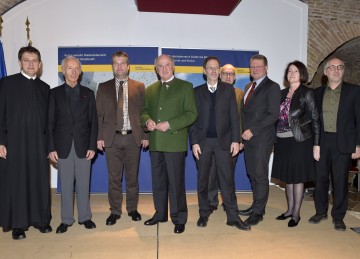 Denkmalpflege-Symposium auf Stift Göttweig: Prior P. Maximilian Krenn, Universitätsprofessor Dr. Manfred Wehdorfn, Mag. Martin Grüneis vom Amt der NÖ Landesregierung, Landeshauptmann Dr. Erwin Pröll, Dr. Hermann Fuchsberger vom Denkmalamrt, Dr. Andreas Lehne vom Denkmalamt, Mag. Hermann Dikowitsch vom Amt der NÖ Landesregierung, Dr. Elisabeth Vavra vom Institut für Realienkunde des Mittelalters und der Frühen Neuzeit, Architekt Christian Knechtl (v.l.n.r.)