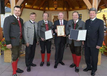 Urkundenübergabe: Kapellmeister Thomas Teubenbacher, Nationalrat Johann Höfinger, Gründungsmitglied Adolf Filzwieser, Landeshauptmann Dr. Erwin Pröll, Musikvereinsobmann Martin Voitech und Bürgermeister Alfred Hinterecker. (v.l.n.r.)