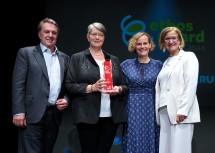 (v.l.n.r.) WKNÖ-Präsident Wolfgang Ecker, Elke Sima, Chief Human Resources, Neuman Aluminium, Fachjurorin Nina Blum und Landeshauptfrau Johanna Mikl-Leitner.
