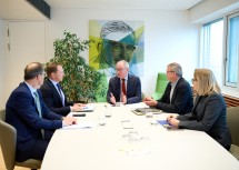 LH-Stellvertreter Stephan Pernkopf in der Beratungsrunde mit Energieexpertinnen und -Experten.