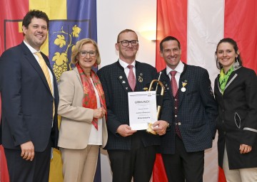 Im Bild von links nach rechts: Bürgermeister Florian Faber, Landeshauptfrau Johanna Mikl-Leitner, Manfred Männersdorfer mit der Ehrenmedaille in Gold, Obmann Martin Perschl und Bezirksobfrau Elisabeth Kirchweger 