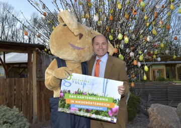 Landeshauptmann-Stellvertreter Mag. Wolfgang Sobotka, Initiator der Aktion „Natur im Garten“, mit dem Hase Leo freut sich auf die Osterführungen auf der Garten Tulln.