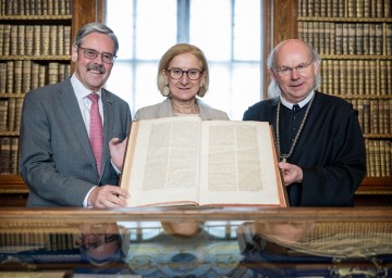 Landeshauptfrau Johanna Mikl-Leitner mit Abt Georg Wilfinger und Präsident Erwin Hameseder in der Stiftsbibliothek Melk. 
