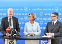 Francesco Zambon, WHO-Regionalleiter für Vernetzung in Europa, Landeshauptfrau Johanna Mikl-Leitner und Landesrat Ludwig Schleritzko bei der gemeinsamen Pressekonferenz (v.l.n.r.)