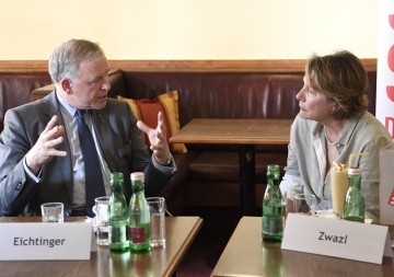 Präsidentin Sonja Zwazl und Landesrat Martin Eichtinger im Gespräch. 