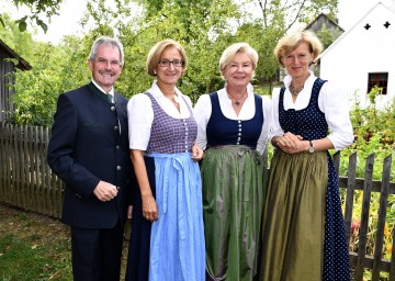 "Natur im Garten"-Fest im Museumsdorf Niedersulz: Landesrat Karl Wilfing, Landeshauptfrau Johanna Mikl-Leitner, Elisabeth Pröll, Präsidentin "Hilfe im eigenen Land", und Dorothea Draxler, Geschäftsführerin Kultur.Region.Niederösterreich (v.l.n.r.) 
<br />

<br />
 