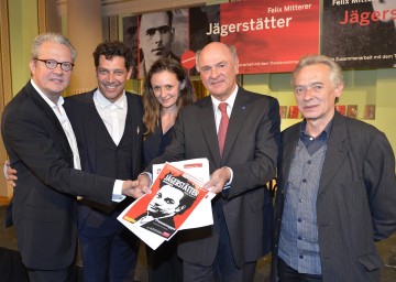 Präsentierten Zusammenarbeit:  Josefstadt-Direktor Herbert Föttinger, Haag-Intendant Gregor Bloéb, Darstellerin Gerti Drassl, Landeshauptmann Dr. Erwin Pröll und Autor Felix Mitterer.