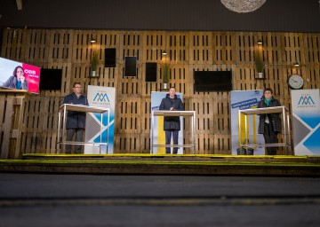 Silvia Angelo (Mitglied des Vorstands ÖBB-Infrastruktur AG; von links), Bürgermeister Christian Haberhauer, Landesrat Jochen Danninger und ecoplus Aufsichtsratsvorsitzende-Stellvertreterin Michaela Hinterholzer bei der Pressekonferenz in der Remise Amstetten