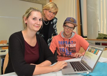 Landesrätin Mag. Barbara Schwarz mit den Studierenden der FH St. Pölten Martina Pilz und Tobias Zehetner.