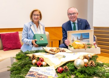 Landeshauptfrau Johanna Mikl-Leitner und LH-Stellvertreter Stephan Pernkopf setzen auch heuer auf regionales Schenken