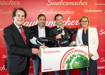 Saubermacher-Gründer Hans Roth, Embassador Christian Redl und CEO Martin Aigner vom Verein Reefvillage und Landeshauptfrau Johanna Mikl-Leitner bei der Auszeichnung zum „Held des Klimaschutzes“.