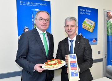 Milchdrehscheibe Aschbach wird Mozzarella-Zentrum. Im Bild von links nach rechts: LH-Stellvertreter Stephan Pernkopf und Josef Braunshofer, Generaldirektor der Berglandmilch 
