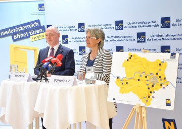 Wirtschafts-Landesrätin Petra Bohuslav und ecoplus-Geschäftsführer Helmut Miernicki präsentierten im eco-Forum im IZ NÖ Süd eine neue Offensivstrategie für die ecoplus-Wirtschaftsparks.