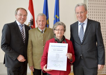 Langjährige Messstellenbeobachter geehrt: Umwelt-Landesrat Dr. Stephan Pernkopf , Fam. Langthaler und Dipl. Ing. Christian Labut vom Amt der NÖ Landesregierung (v.l.n.r.)