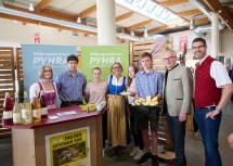 Beim Messerundgang besuchten Landeshauptfrau Johanna Mikl-Leitner und LH-Stellvertreter Stephan Pernkopf unter anderem den Stand des Bildungszentrums Pyhra.