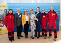 ÖAMTC-Flugrettungs-Geschäftsführer Reinhard Kraxner, Landesrätin Ulrike Königsberger-Ludwig, Landeshauptfrau Johanna Mikl-Leitner und ÖAMTC-Direktor Oliver Schmerold (v.l.n.r.) mit Einsatzkräften