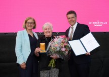 Landeshauptfrau Johanna Mikl-Leitner, Maria Haarhofer und Bürgermeister Christian Flammer (Bad Vöslau)