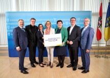 Von links nach rechts: Der Ärztliche Direktor des LK Mauer, Christian Korbel, Primar Paulus Hochgatterer, die kaufm. Direktorin des LK Mauer Regina Bauer, Landeshauptfrau Johanna Mikl-Leitner, LAbg. Michaela Hinterholzer, Bürgermeister Christian Haberhauer und der Pflegedirektor des LK Mauer Gerhard Leonhartsberger.