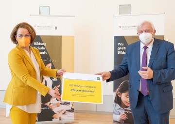 Bildungslandesrätin Christiane Teschl-Hofmeister und Bildungsdirektor Johann Heuras präsentierten in St. Pölten eine niederösterreichische Initiative zur Stärkung des Bildungsschwerpunktes Pflege und Soziales.