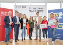 (v.l.) Peter Krombert, Senior Brand Manager Eckes-Granini Austria GmbH, Landesrat Jochen Danninger, Lisa Hofstätter von Kerschbaumer trophies & more, die Leiterin Werbung und Sponsoring bei der Wiener Städtischen Versicherung Sabine Toifl, Wachaumarathon Veranstalter Michael Buchleitner, Annika Urbanitsch von der Caritas und Stefan Schauer, Geschäftsführer STAUD´S.
