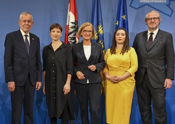 Von links nach rechts: Bundespräsident Alexander Van der Bellen, Liedermacherin Sigrid Horn, Landeshauptfrau Johanna Mikl-Leitner, Schriftstellerin Cornelia Travnicek und Gastredner Philipp Blom.