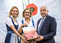 Landeshauptfrau Johanna Mikl-Leitner (Mitte) mit Kristina Spiegl, Geschäftsführerin Destination Waldviertel GmbH (re.) und dem Aufsichtsratsvorsitzender Destination Waldviertel GmbH Fritz Weber am „waldviertelpur“-Fest in Wien.