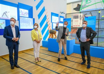 Landesrat Jochen Danninger, Landeshauptfrau Johanna Mikl-Leitner, Christian Rapp (künstlerischer Leiter Haus der Geschichte) und Vizekanzler Werner Kogler schauten sich die Ausstellung „I wer' narrisch! Das Jahrhundert des Sports“ an.