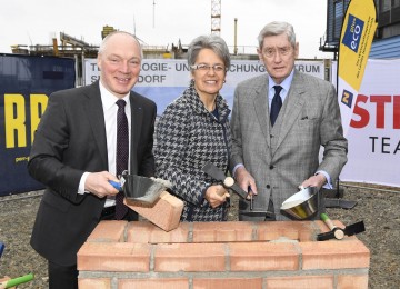 Grundsteinlegung für das TFZ Seibersdorf: ecoplus-Geschäftsführer Mag. Helmut Miernicki, Wirtschafts- und Technologie-Landesrätin Dr. Petra Bohuslav und AIT-Aufsichtsratsvorsitzender Dr. Hannes Androsch (v.l.n.r.)