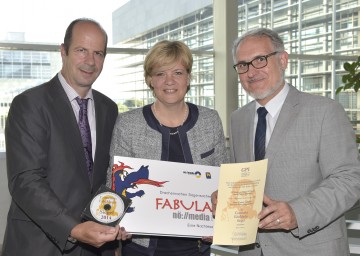 Über die Auszeichnung für NÖ Media freuen sich Johann Lackenbauer, Leiter des NÖ Medienzentrums, Bildungs-Landesrätin Mag. Barbara Schwarz und Thomas Höbart, Fachbereichsleiter Digital Services des NÖ Medienzentrums. (v.l.n.r.)