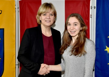 EU-Übersetzungswettbewerb: Landesrätin Mag. Barbara Schwarz gratulierte der Bundessiegerin Fiona Baumhauer vom BG/BRG Purkersdorf. (v.l.n.r.)