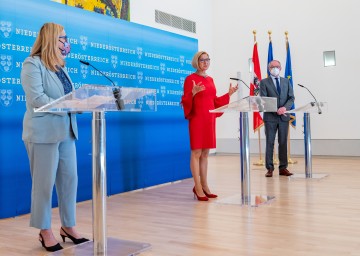 Landeshauptfrau Johanna Mikl-Leitner (mitte), LH-Stellvertreter Stephan Pernkopf und Landesrätin Ulrike Königsberger-Ludwig sprachen vom „Impfturbo“ in Niederösterreich.