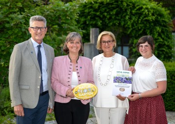 Landeshauptfrau Johanna Mikl-Leitner mit den Vertretern der Gemeinde Leitzersdorf (v.l.n.r.) Vizebürgermeister Erich Westermeier, Bürgermeisterin Sabine Hopf und Gemeinderätin Julia Muck-Arthaber.