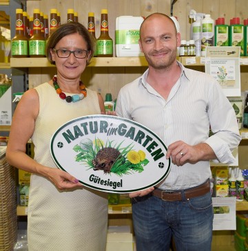 Landeshauptmann-Stellvertreterin Mag. Johanna Mikl-Leitner und Ludwig Starkl, der in seinem Betrieb in Pottendorf (Baden) viele „Natur im Garten“-Gütesiegel Produkte anbietet.