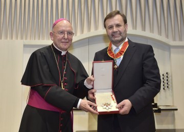 Diözesanbischof Dr. Klaus Küng überreichte an Landtagspräsident Ing. Hans Penz den Gregoriusorden.