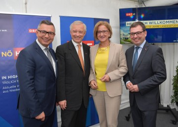 Programmchef Karl Trahbüchler, Landesdirektor Norbert Gollinger, Landeshauptfrau Johanna Mikl-Leitner und Chefredakteur Robert Ziegler (v.l.n.r.)