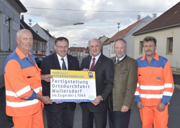 Landeshauptmann Dr. Erwin Pröll, Straßenbaudirektor DI Peter Beiglböck und LAbg. Richard Hogl freuen sich über den Abschluss der Bauarbeiten für die Ortsdurchfahrt Wullersdorf.