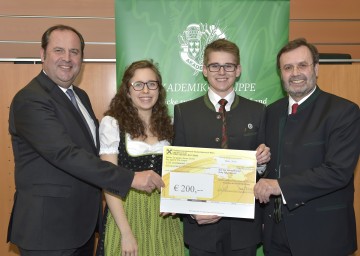 Josef Pröll, Präsident des Kuratoriums der „Leopold Figl-Stiftung“, die Stipendiaten Eva-Maria Bauer (HBLA Sitzenberg) und Gabriel Ortner (Francisco Josephinum Wieselburg) sowie Landtagspräsident Hans Penz, Obmann des Unterstützungsvereins (v.l.n.r.)