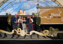 Von links nach rechts: LH-Stellvertreter Stephan Pernkopf, Bundesministerin Klaudia Tanner, Landwirtschaftskammer-Vizepräsidentin Andrea Wagner, Landesleiterin Lisa Weber, Landesleiter Matthias Luger, Landeshauptfrau Johanna Mikl-Leitner, der designierte Landwirtschaftskammerpräsident Lorenz Mayr und Landesrat Anton Kasser.